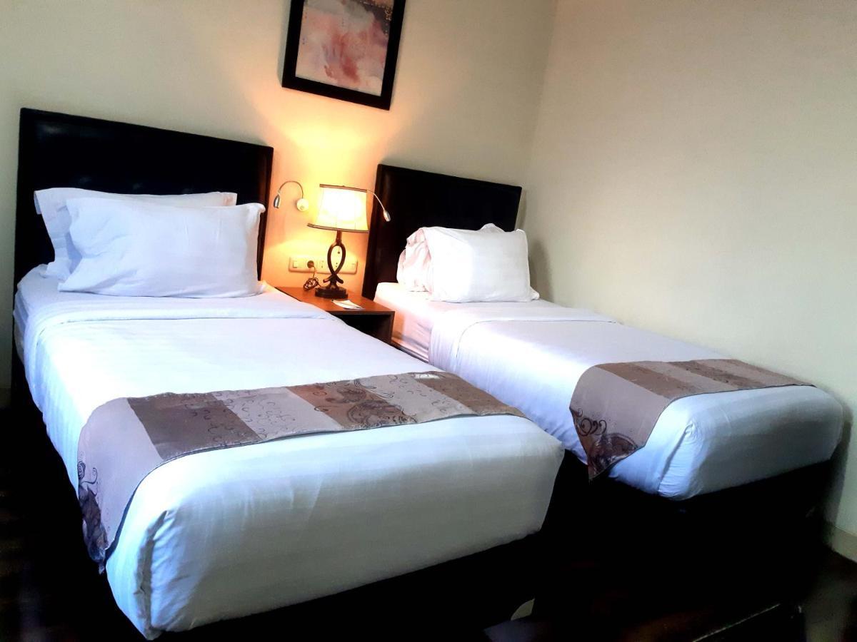 Pacific Hotel Амбон Екстериор снимка