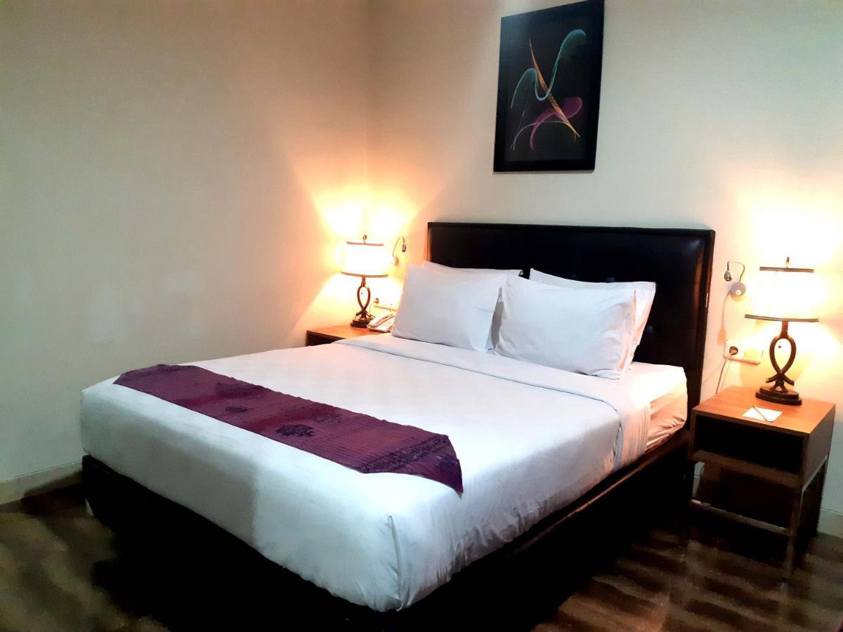 Pacific Hotel Амбон Екстериор снимка