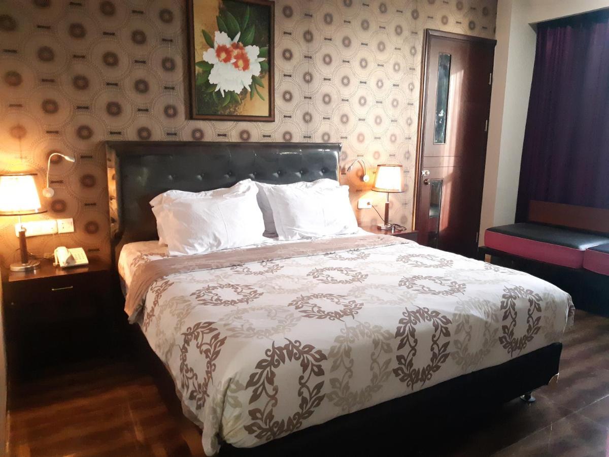 Pacific Hotel Амбон Екстериор снимка
